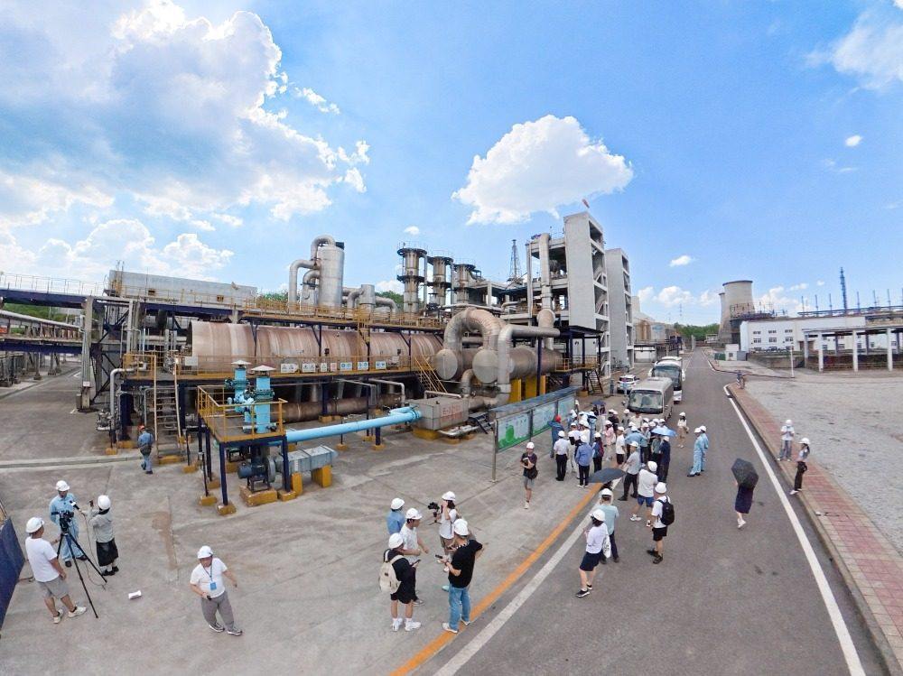 ▲采访团一行走进长寿经开区调研。(本报资料图片)