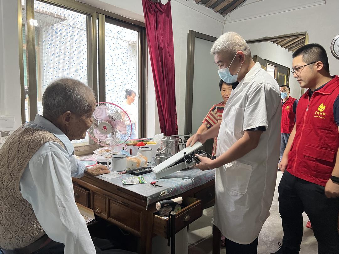 傅永军台风天免费上门为高龄老人看诊