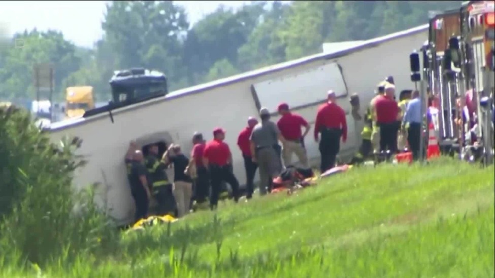 美国纽约州旅游大巴失控侧翻致5死数10伤