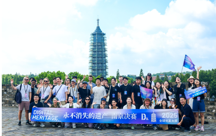 选手们登上城墙,远处是新建的大报恩寺塔。