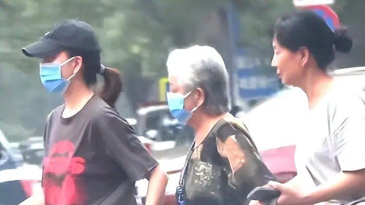 45岁殷桃带妈妈吃火锅，素人男友罕露面，矮又胖小心翼翼搀扶老人封面图