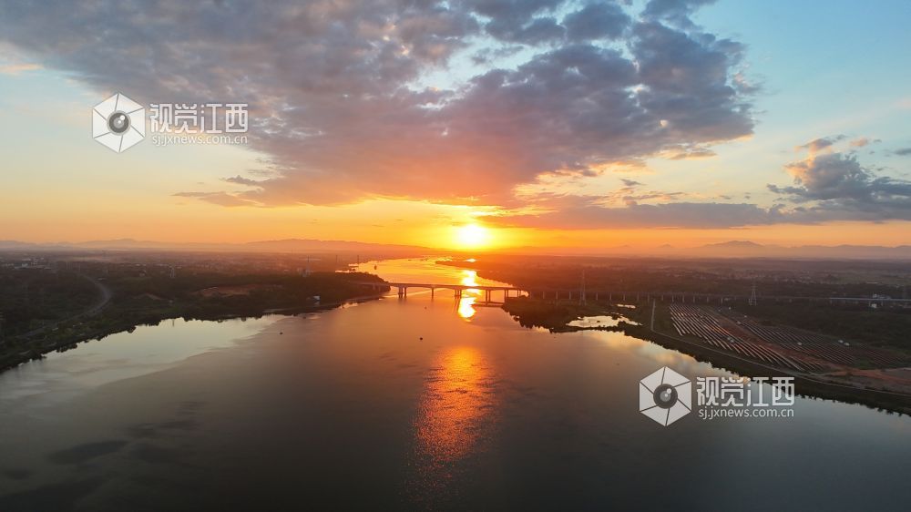8月17日清晨，江西省吉安市泰和县城的赣江河畔，一轮红日冉冉升起，朝霞漫天，万丈光芒下的蓝天白云、大地、河流交相辉映，绚烂壮美。