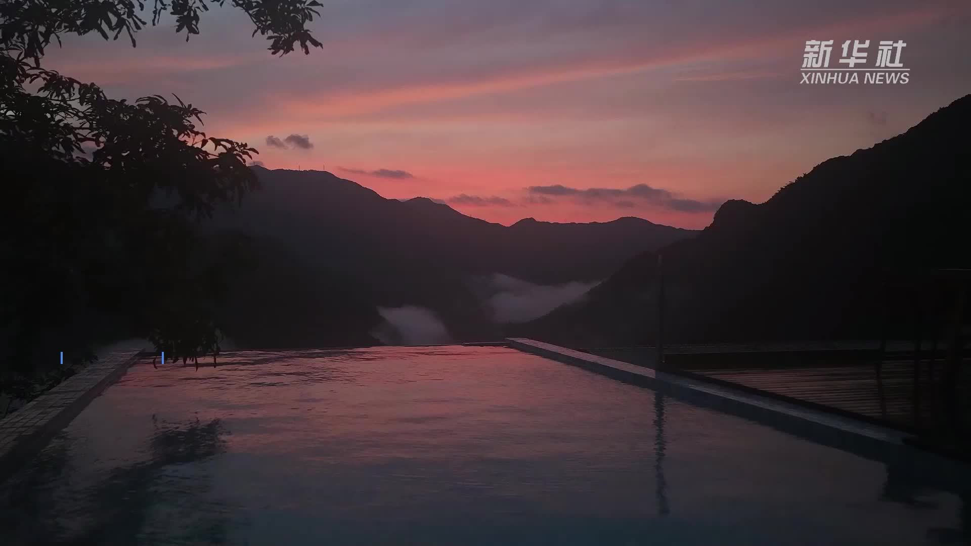 霞染层峦天渐晓 雾缠幽村“云相见”