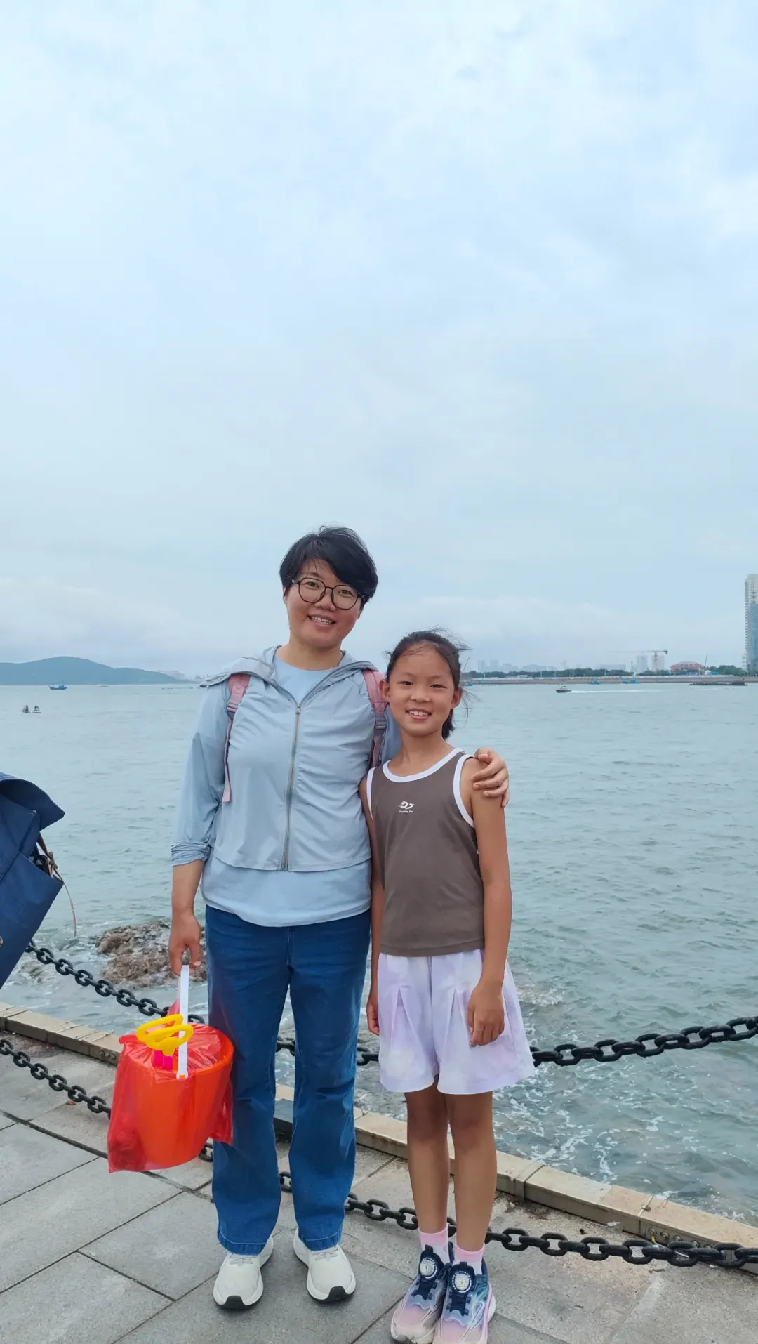 河南博主带女儿摩旅青岛屡屡被触动：青岛人的善意，比碧海蓝天更让人难忘！