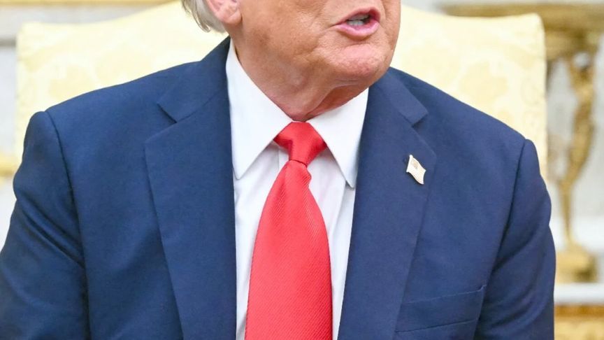 特朗普不顾乌欧首脑，离席40分钟急电普京！终结冲突谁摘桃？