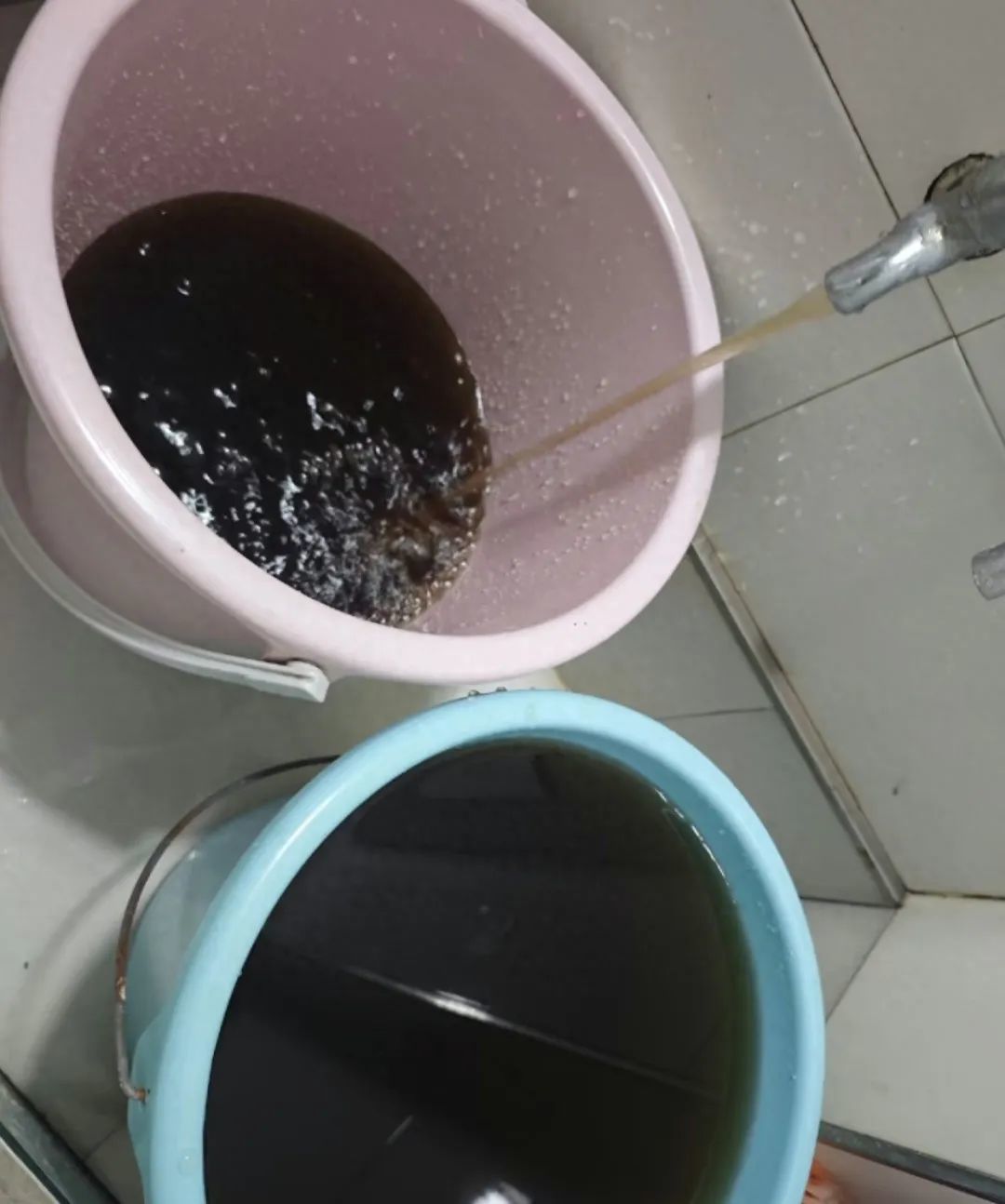 恢复供水后，放的自来水颜色像可乐。图/社交平台