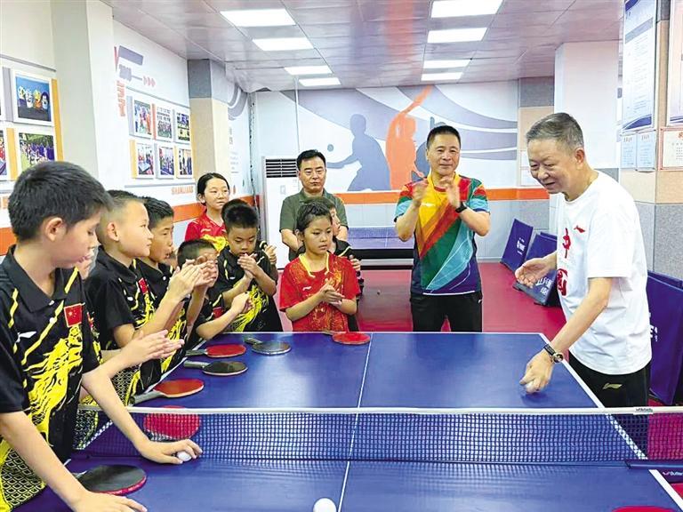 乒乓球功勋教练任国强暑期中向红山根小学的孩子教授打球技巧
