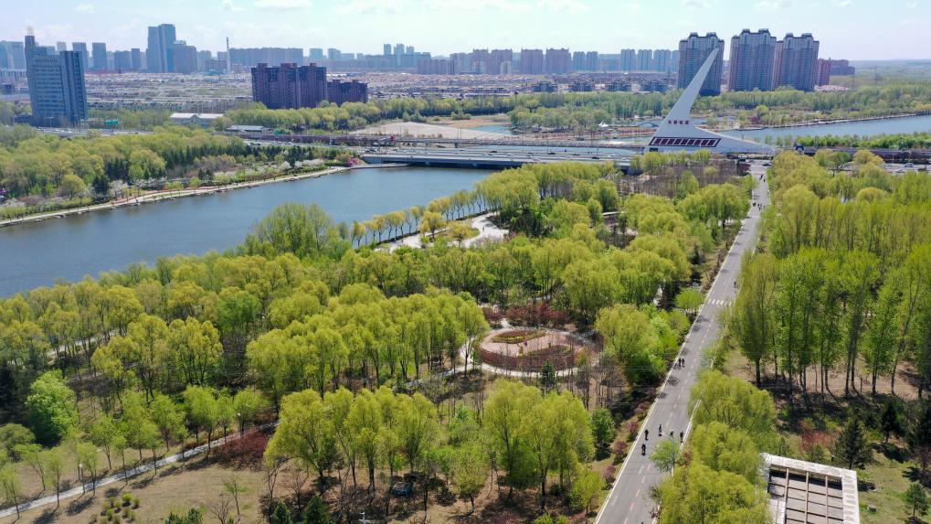 市民在长春伊通河滨水绿道上骑车、散步。 新华社记者张楠 摄