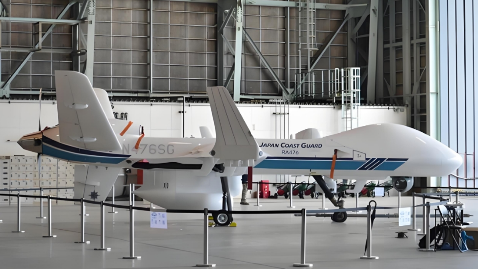 图为日本海上保安厅装备的美制“海上守卫者”(MQ-9B)大型无人机