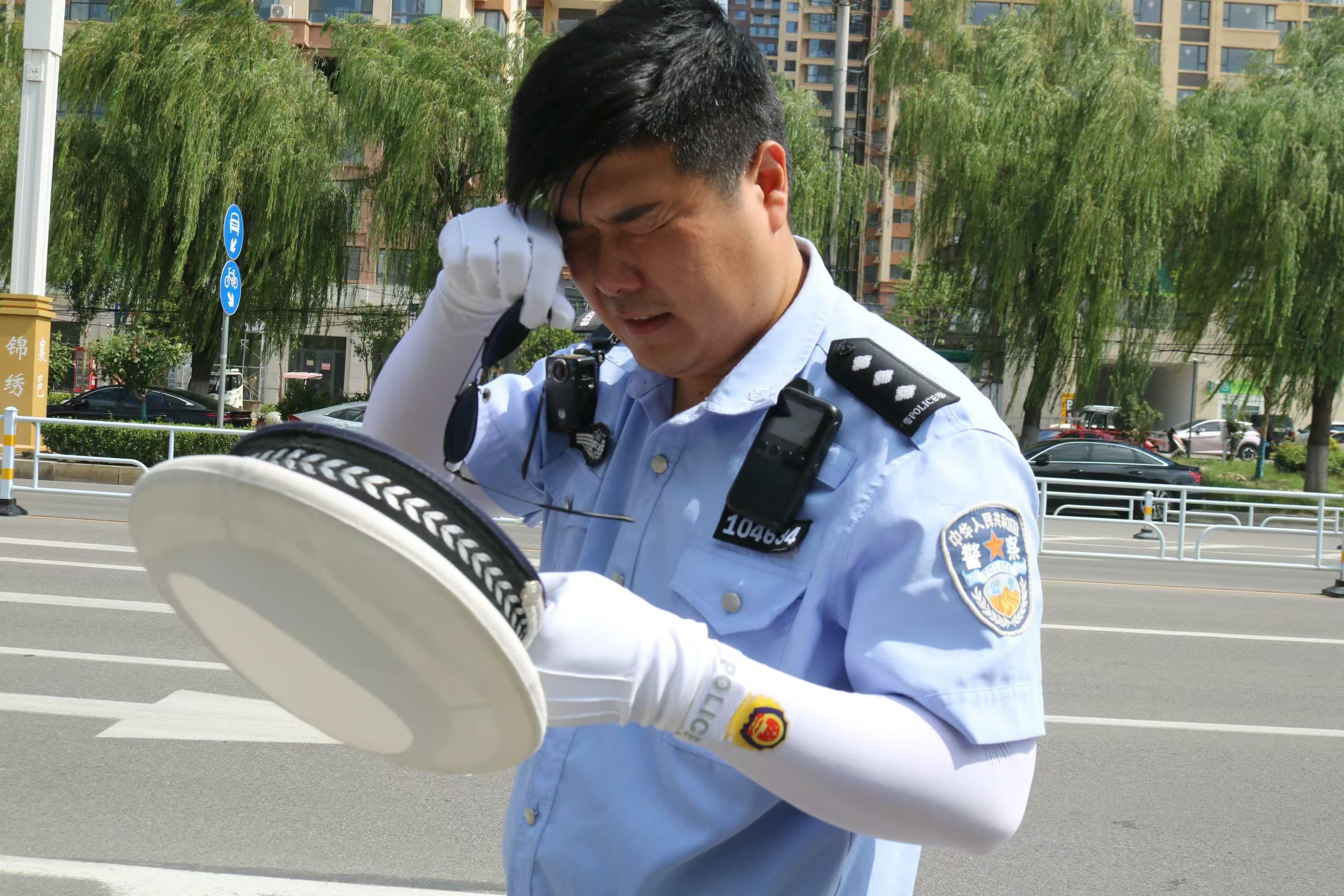 商丘交警不畏“秋老虎” 揮汗堅(jiān)守保暢通 讓交通不“中暑”