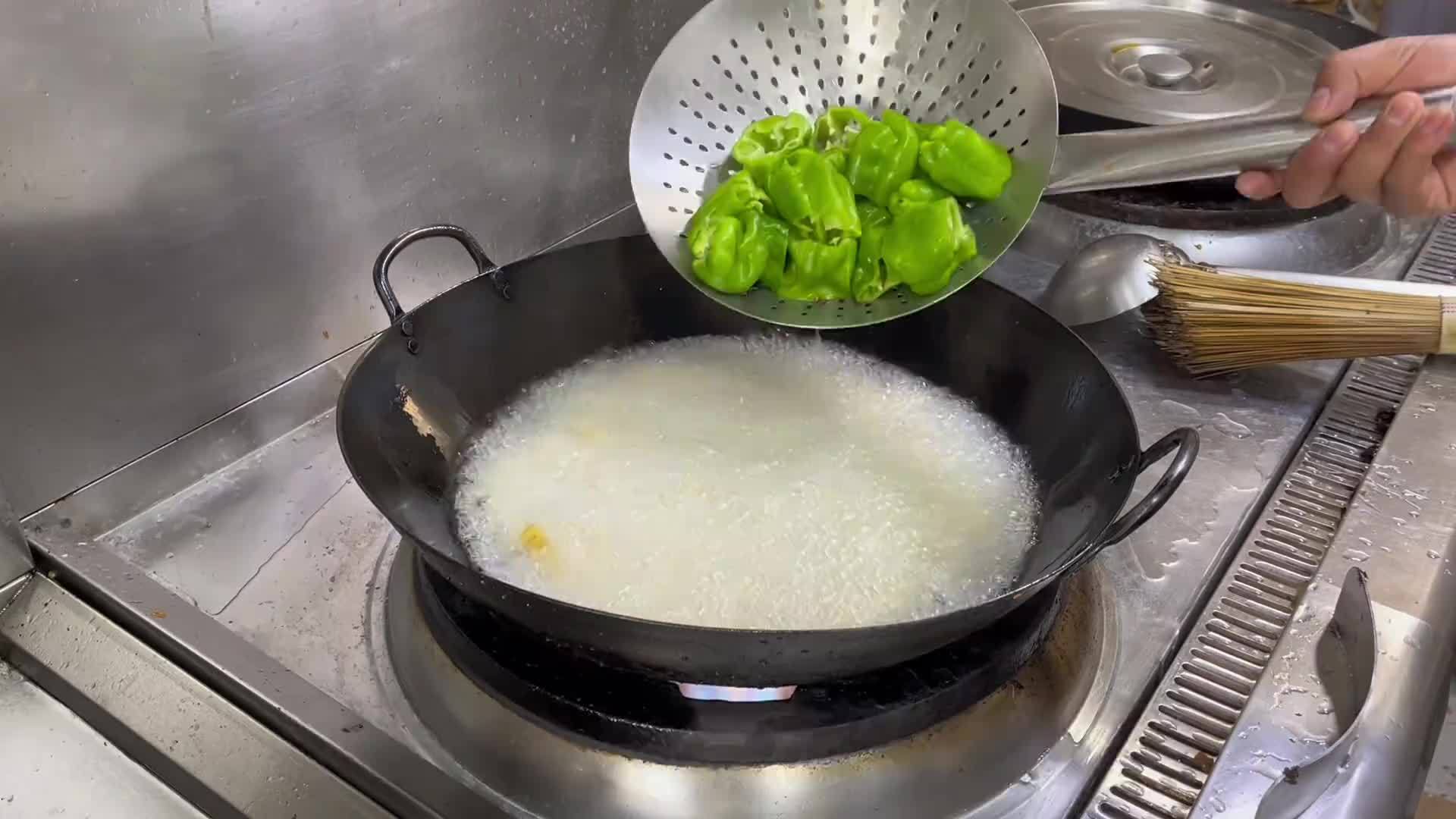 老板招的替班厨师500一天，做了一道菜居然被客人一顿憝，为何