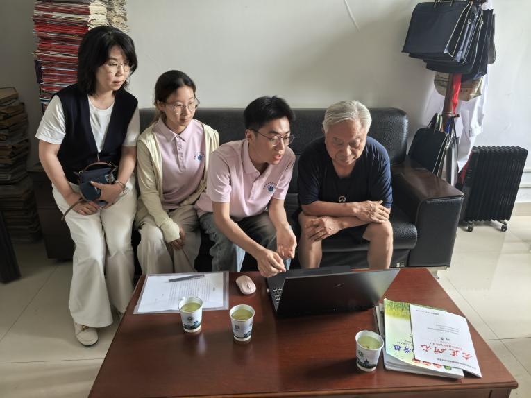 图13 团队成员到郑州中联收获机械有限公司进行汇报