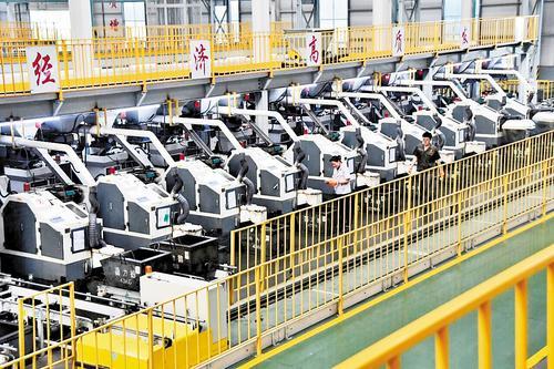 7月30日，在河北喜力德五金制造有限公司的数字化智能生产车间，工人正在赶制出口到海外的钻尾丝产品。胡高雷摄