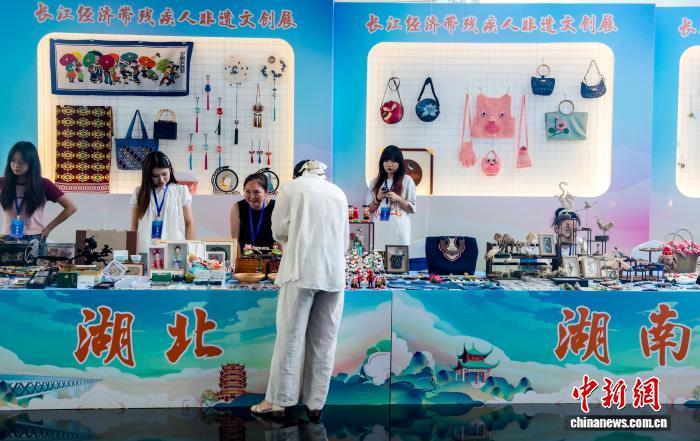 长江经济带残疾人非遗文创展在武汉展出。　张畅 摄