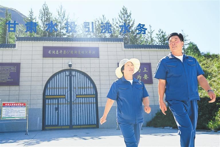 工作人员在引洮总干渠六号隧洞进行巡检