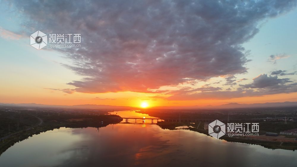 8月17日清晨，江西省吉安市泰和县城的赣江河畔，一轮红日冉冉升起，朝霞漫天，万丈光芒下的蓝天白云、大地、河流交相辉映，绚烂壮美。