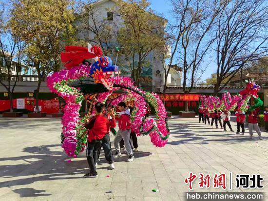 图为曲周县前河东小学的学生在舞龙。 王喜民 摄