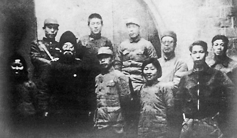 谢觉哉、彭加伦、伍修权与八路军驻甘办事处工作人员及文化界人士合影