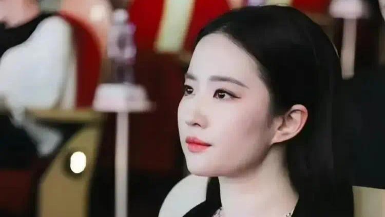 刘亦菲在北京吃烤肉，素颜戴墨镜气场强大，大夏天仍旧披着厚披肩封面图