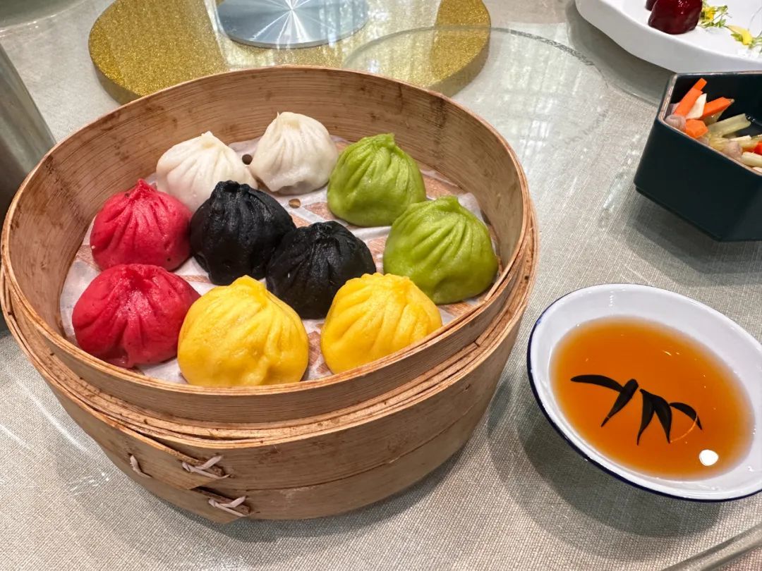 △精致的南翔小笼。(图/钱鸣 摄)