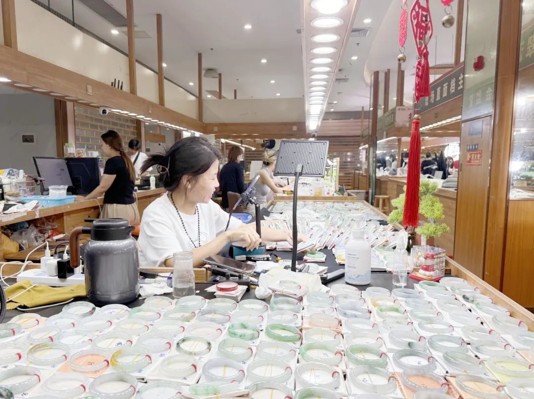 平洲玉器主播正向直播间的粉丝售卖手中的翡翠。凤凰网广东佛山曹萍萍摄