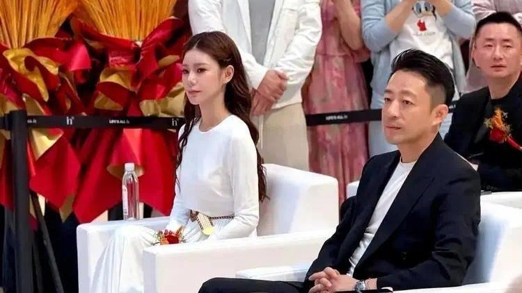 大S的嫁衣人生与马筱梅的逆袭：十年婚姻两场戏，赢家居然是她！封面图