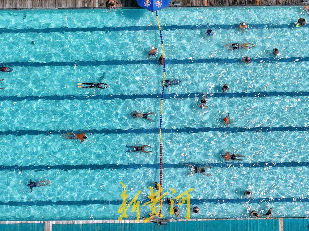 一年四季 泉在济南丨泉城高温持续，市民泉水浴场戏水享清凉