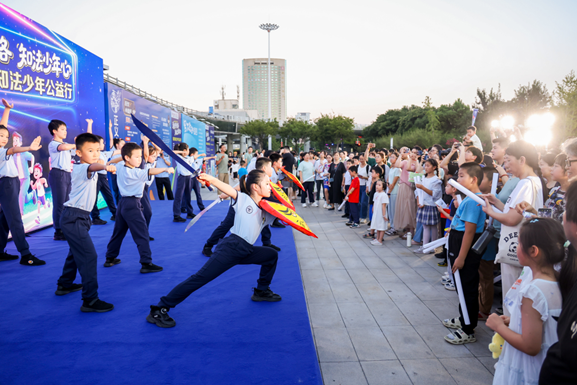融入玄武湖夜色的“诗意实践” 首届南京知法少年公益行活动吸睛