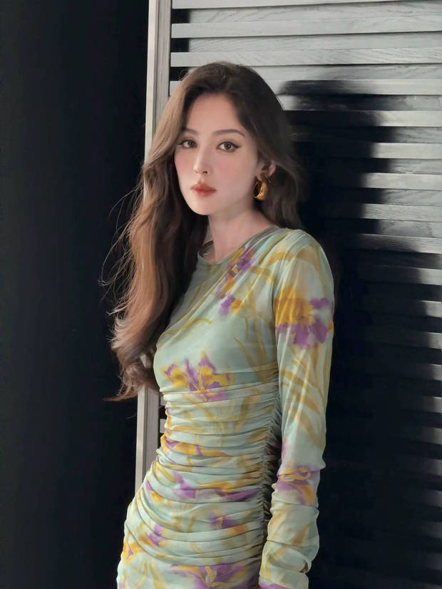 娜扎的五官精致，美貌养眼。