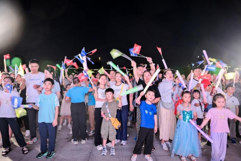 孩子与家长兴高采烈