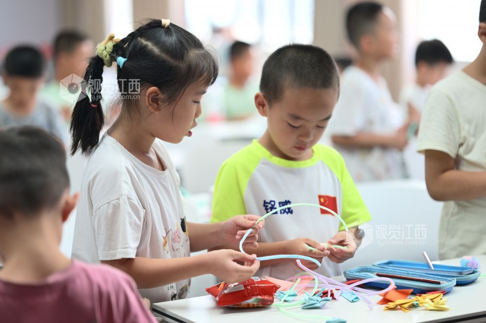 2025年8月20日，在江西省吉安市吉州區城北綜合體服務大樓，暑期公益托管班的小朋友們在進行手工制作。