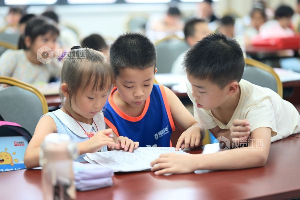 2025年8月5日，在江西省吉安市吉州區城北綜合體服務大樓，暑期公益托管班的孩子們正在討論問題。