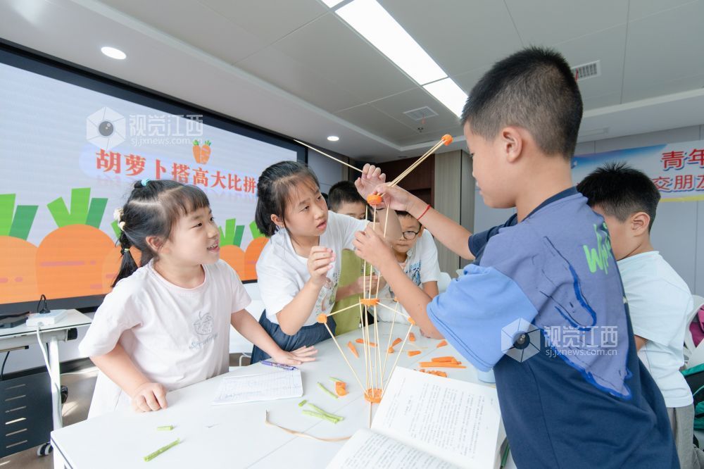 2025年8月8日，在江西省吉安市吉州區城北綜合體服務大樓，暑期公益托管班的小朋友們在進行趣味游戲。