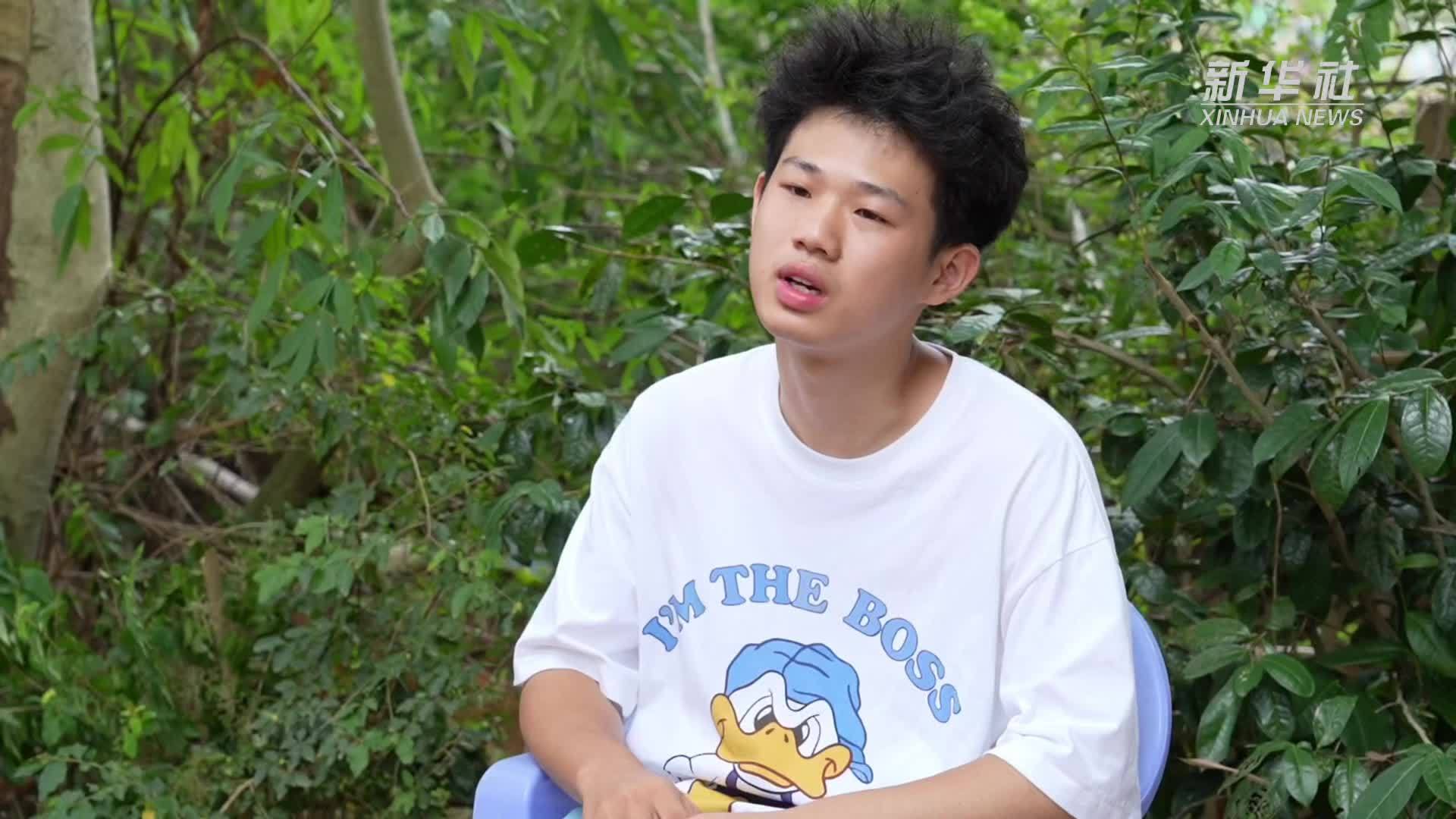 “孝心少年”要带着爸爸去上大学