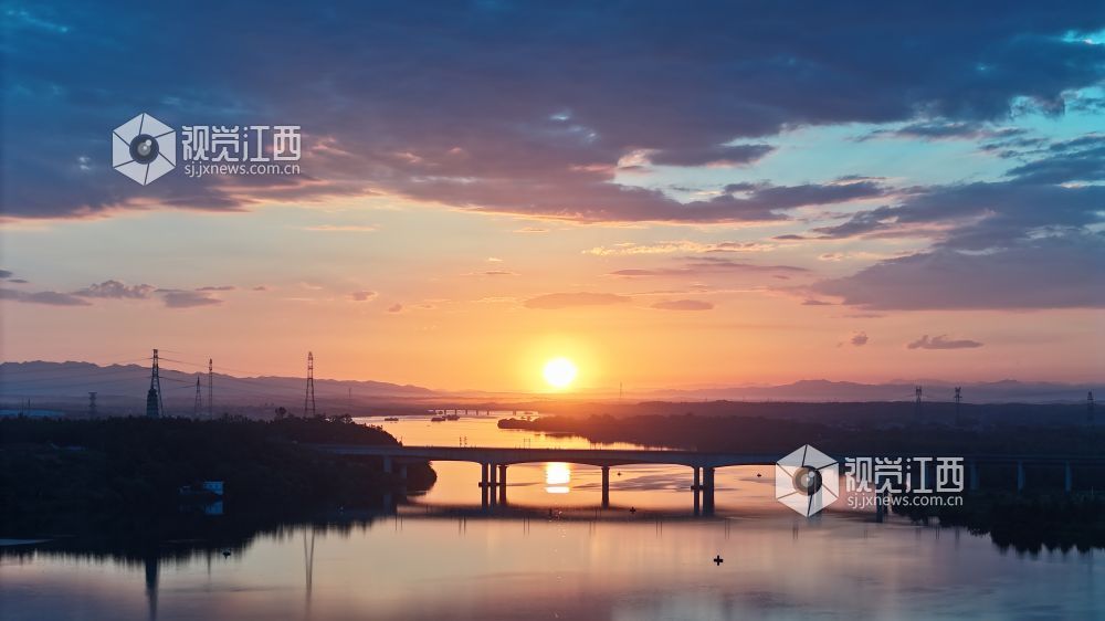 8月17日清晨，江西省吉安市泰和县城的赣江河畔，一轮红日冉冉升起，朝霞漫天，万丈光芒下的蓝天白云、大地、河流交相辉映，绚烂壮美。