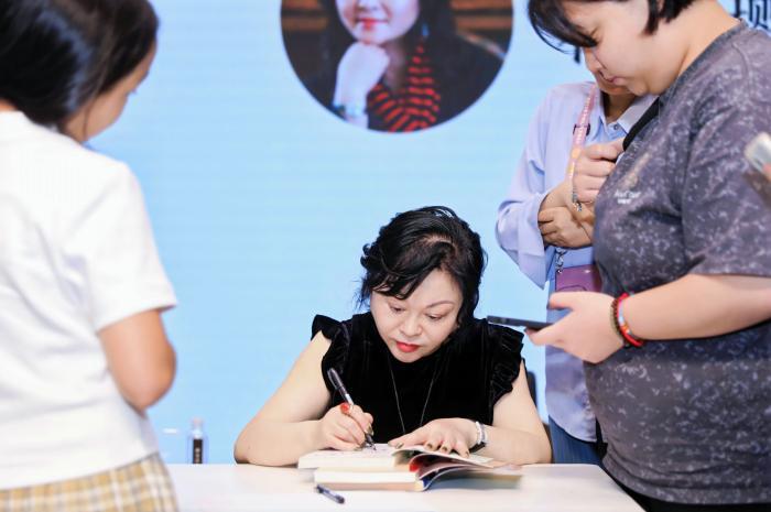 《成都美人》出版后,杨红樱为读者签名。出版方供图