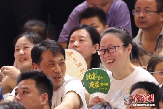 8月17日晚,江苏南京,市民在一处购物中心设置的观赛点观看“苏超”南京队主场对阵盐城队的比赛。中新网记者 泱波 摄