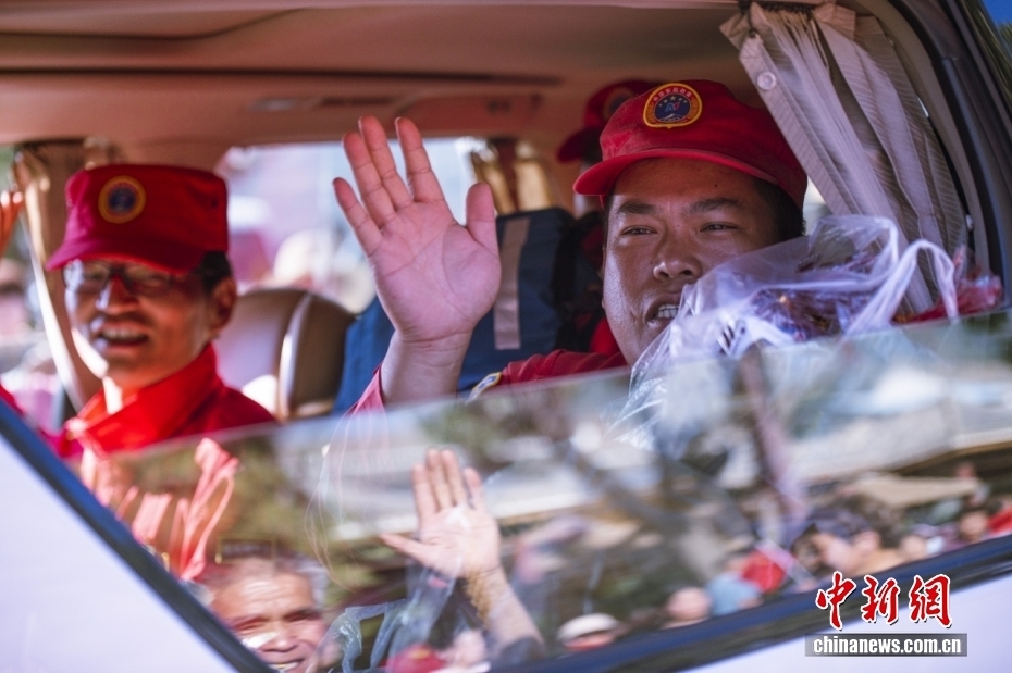 送别现场　张学江　摄