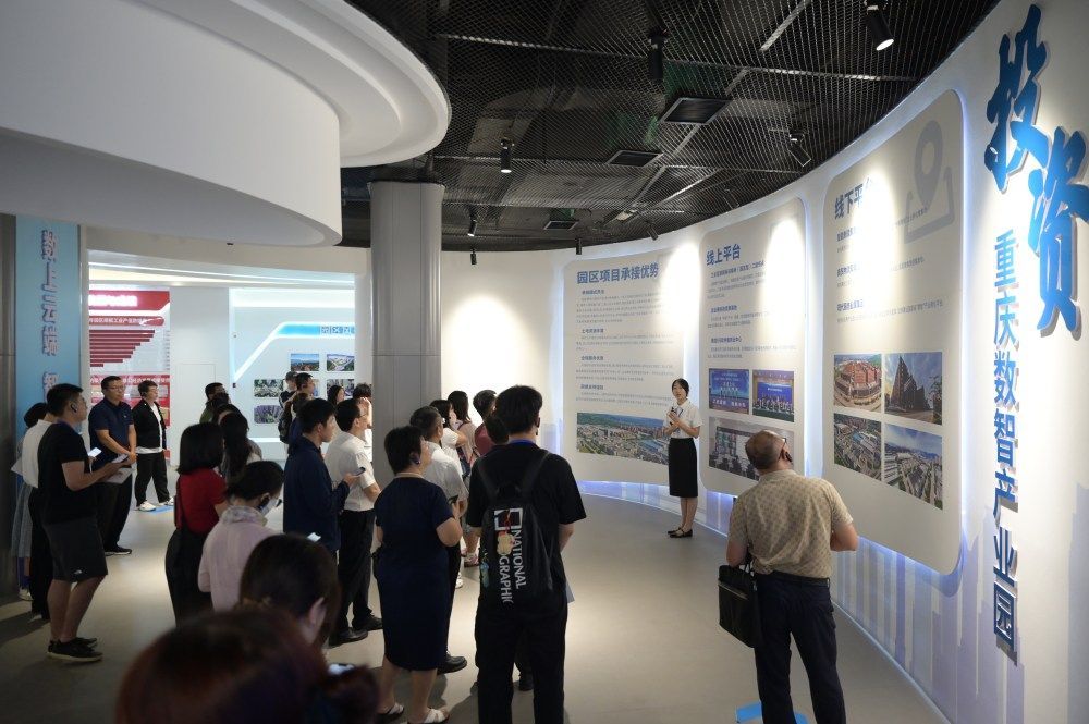 ▲采访团一行走进巴南数智产业园调研。(本报资料图片)