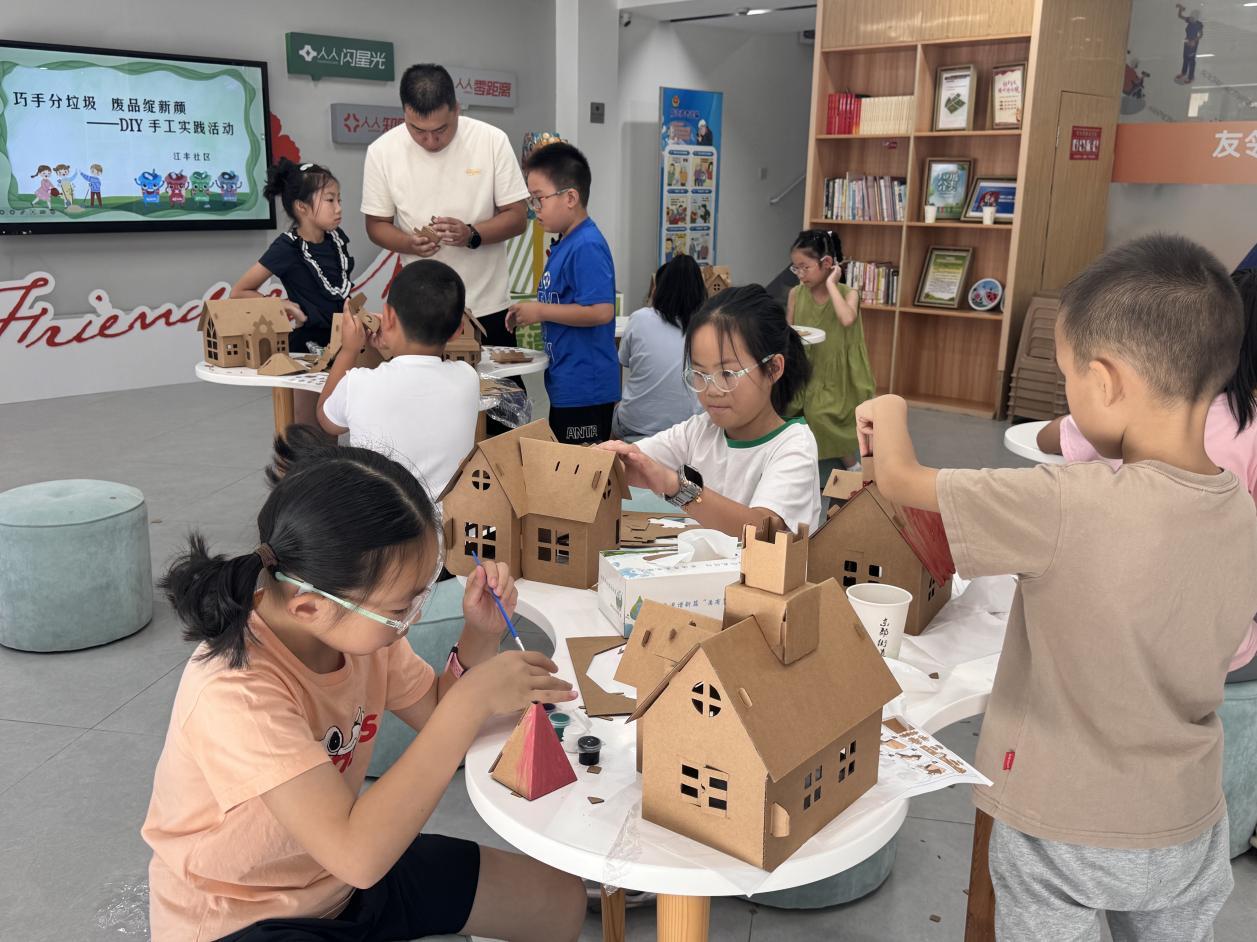 巧手分垃圾 废品绽新颜