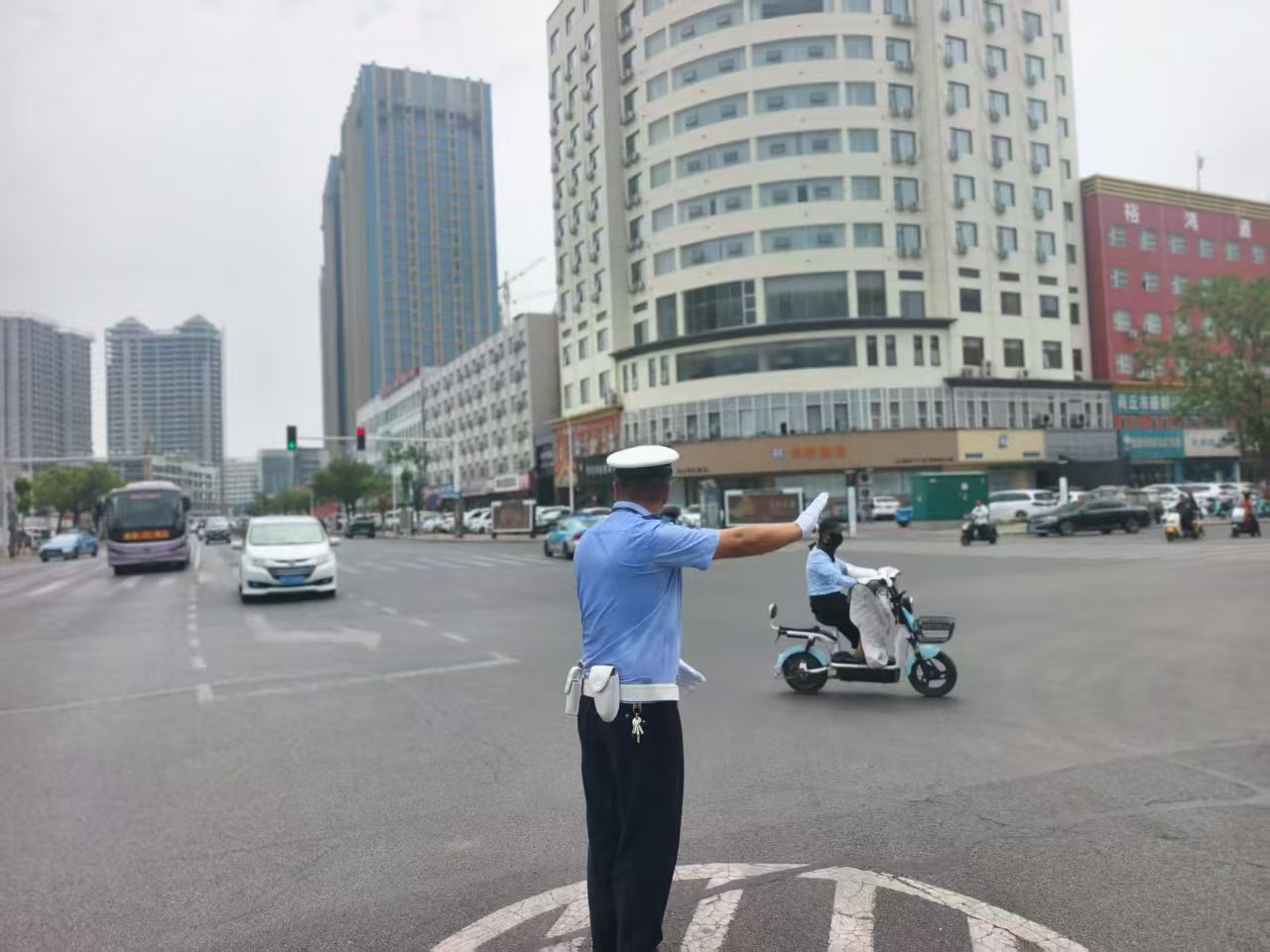 商丘交警不畏“秋老虎” 揮汗堅(jiān)守保暢通 讓交通不“中暑”
