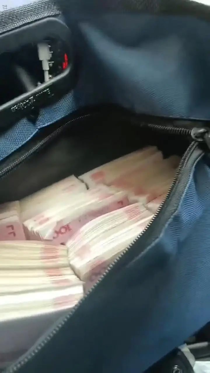 退伍军人本色不改！武汉的哥拾15万元现金火速归还 警方见证完成交接