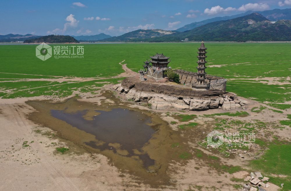 8月21日,镜头下的江西鄱阳湖水域的“千年石岛”落星墩。