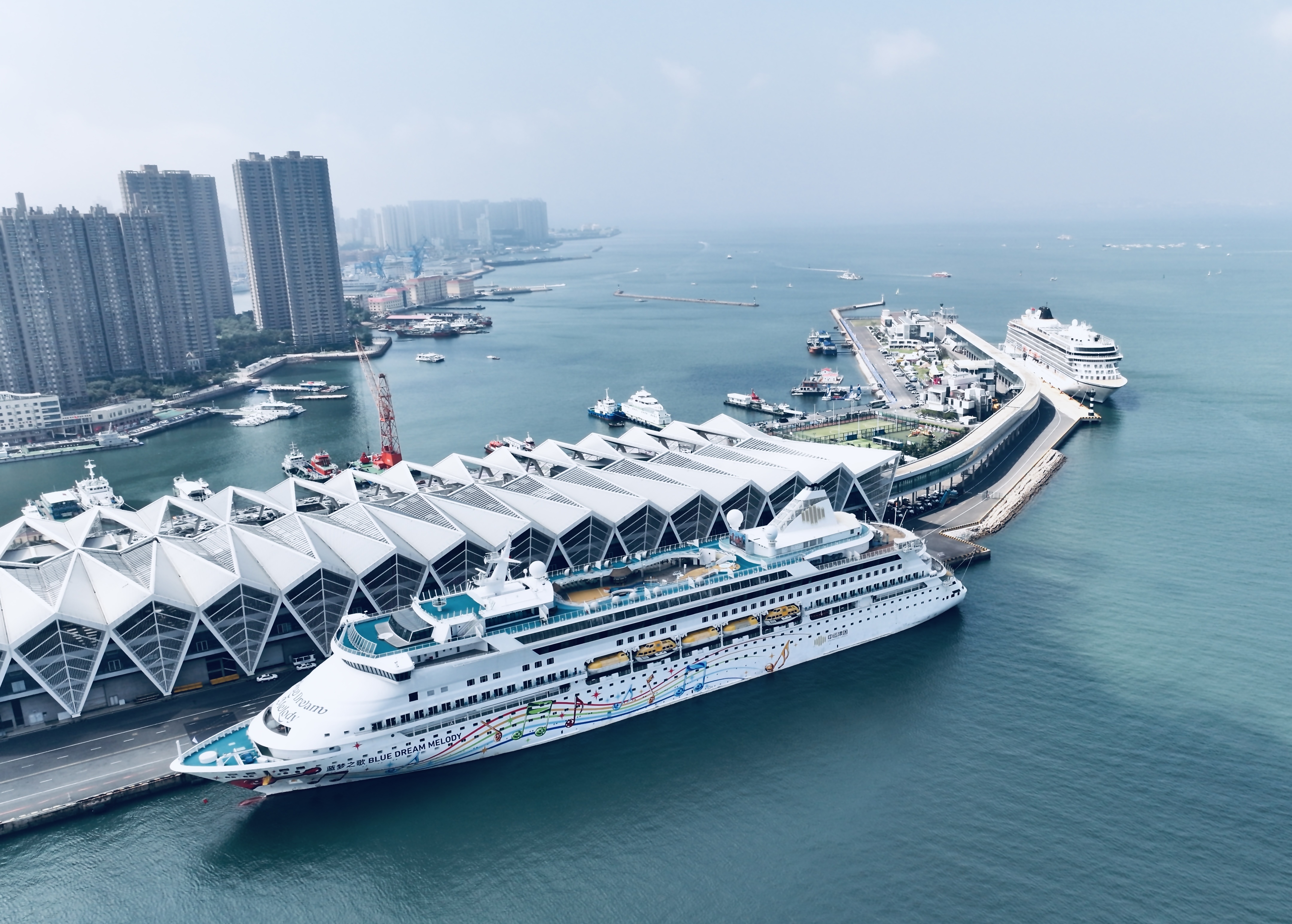 “双邮轮同靠”掀热潮 青岛邮轮再迎黄金季