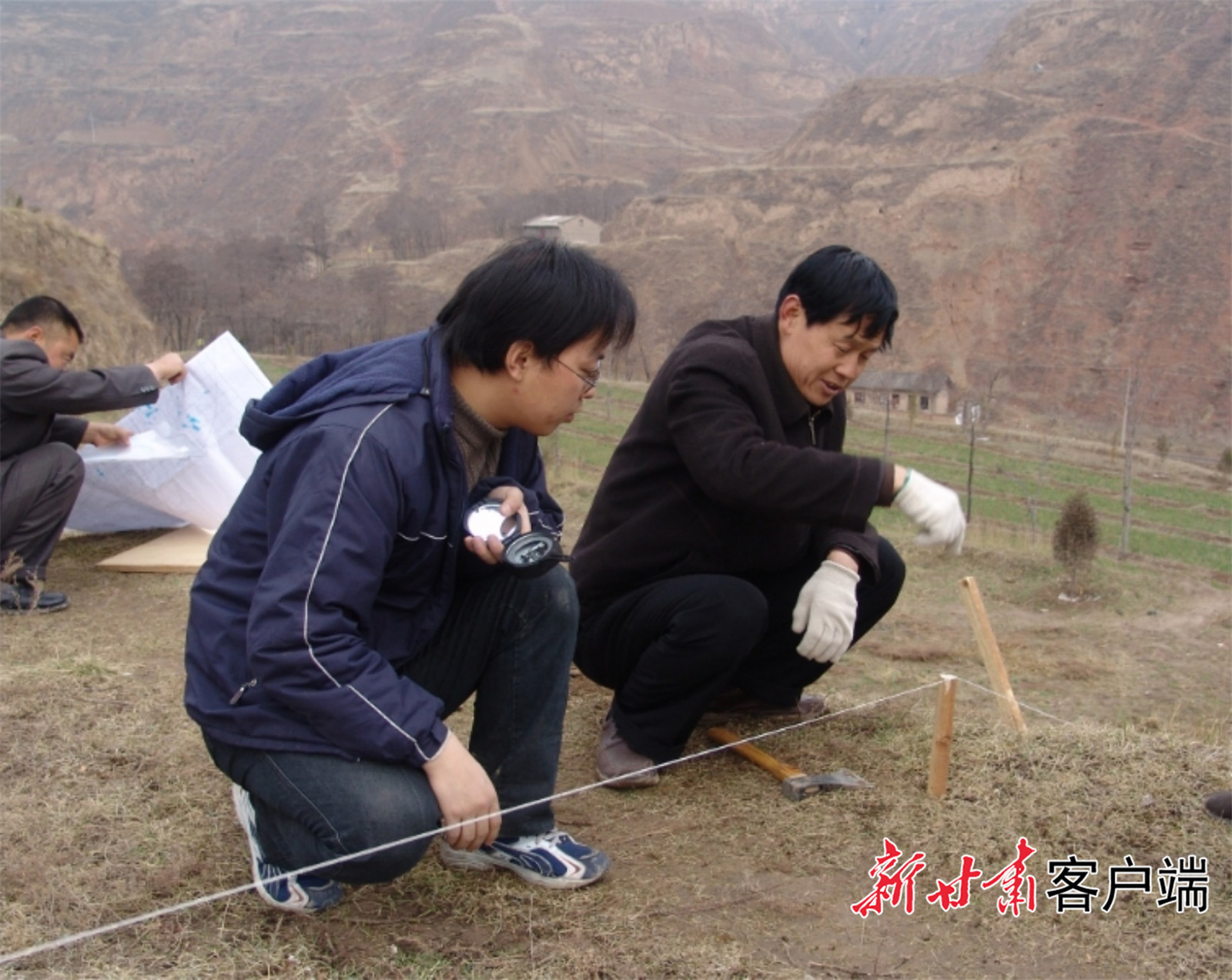 刚参加工作时的侯红伟（右二）（受访者供图）