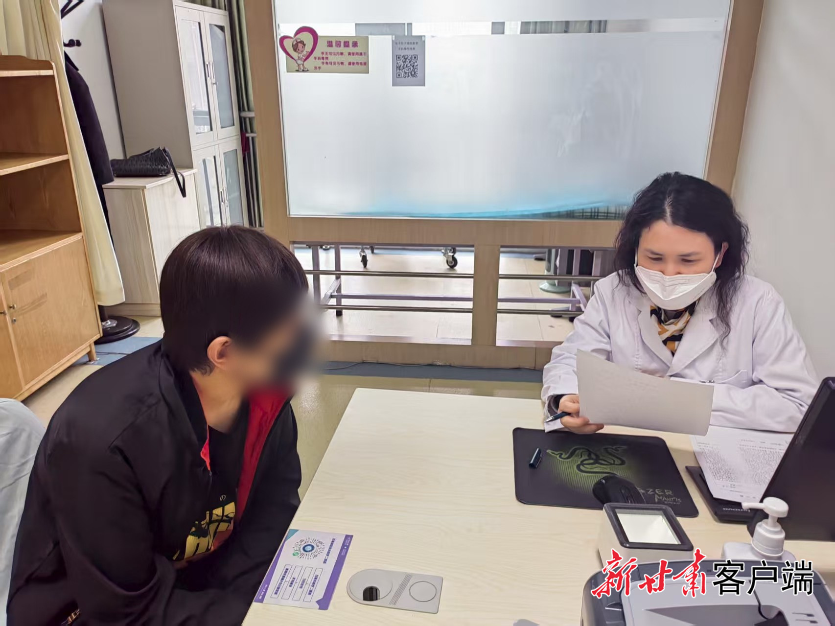 蔡清清教授与患者沟通