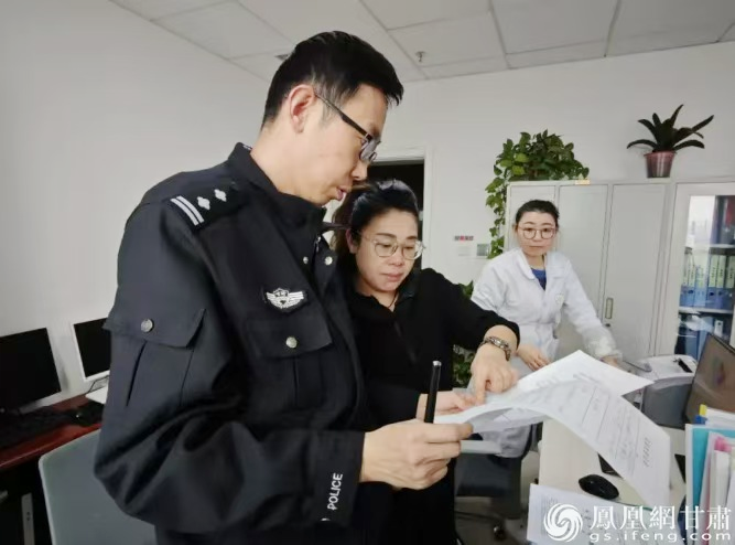 蘭州市公安局西固分局網(wǎng)安大隊民警對企業(yè)進行網(wǎng)絡(luò)安全檢查　蘭州市公安局西固分局網(wǎng)安大隊供圖