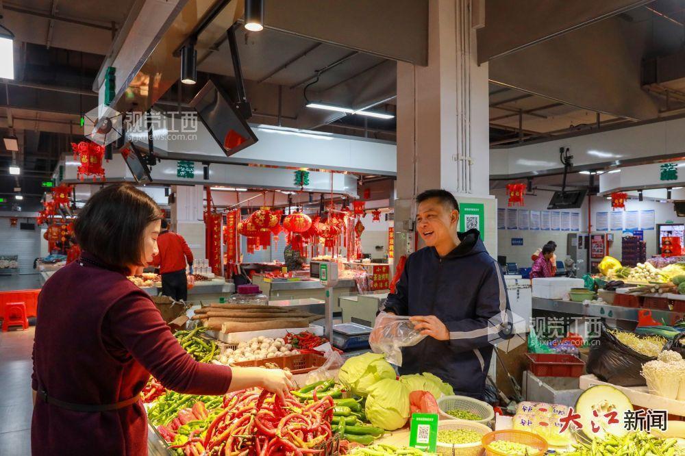 市民正在选购菜品。(廖敏 摄)