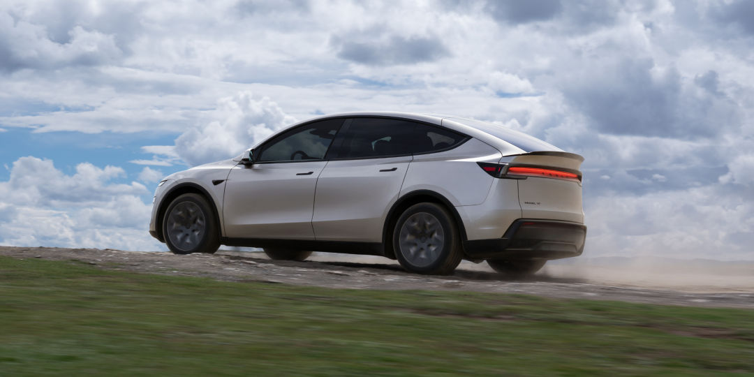 Model Y L突袭上市,被国产对手打急了?