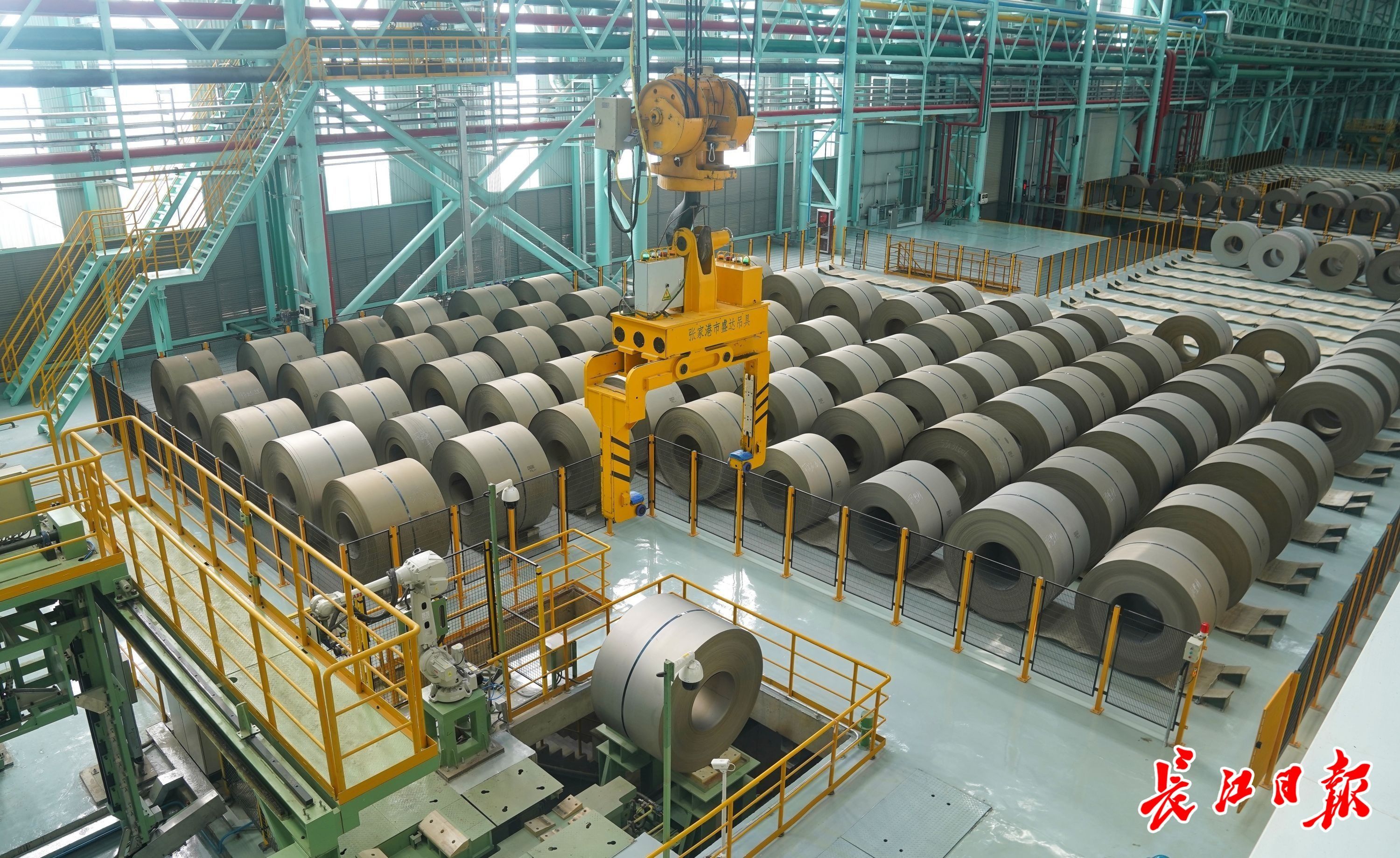 武汉钢铁有限公司硅钢部新能源无取向硅钢分厂“钢卷不落地”的现代物流模式有序运行。 长江日报记者肖僖 摄